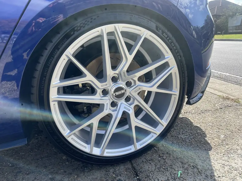 Golf R wheel and paint detail