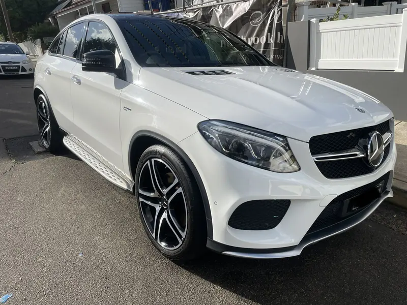 White Mercedes GLE with a glossy ceramic-coated finish