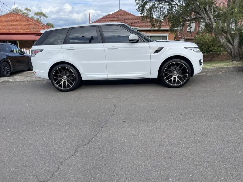 White Range Rover Sport